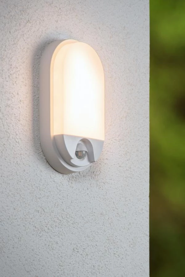 Lucide HUPS IR - Wandlamp Binnen/Buiten - LED - 1x10W 3000K - IP54 - Beweging & dag/nacht sensor - Wit - sfeer 1